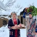 ببینید| غذای روستایی در ایران؛ پخت غذای سنتی با ماهیچه و گردن بره در هوای برفی 