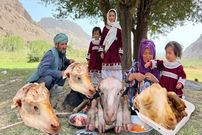 ببینید؛ غذای روستایی در افغانستان؛ پخت کله پاچه کنار رودخانه