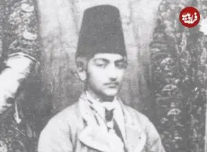 عکس| سفر زمان؛ تصویری از «یمین الدوله پسر ناصرالدین شاه» در کنار درباریان