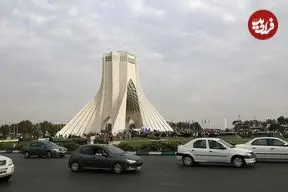 عکس| سفر به ایران قدیم؛ «بازدید کنندگان میدان آزادی تهران» در سال 1354