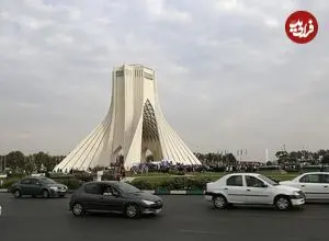عکس| سفر به ایران قدیم؛ «بازدید کنندگان میدان آزادی تهران» در سال 1354
