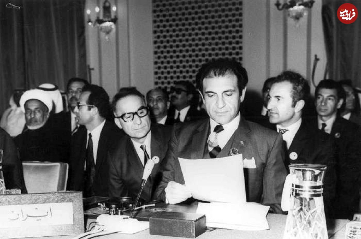 عکس| سفر در زمان؛ «اردشیر زاهدی» در حال بوسیدن دست «محمدرضا پهلوی»؛ دهه 40