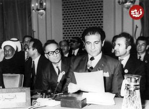 عکس| سفر در زمان؛ «اردشیر زاهدی» در حال بوسیدن دست «محمدرضا پهلوی»؛ دهه 40