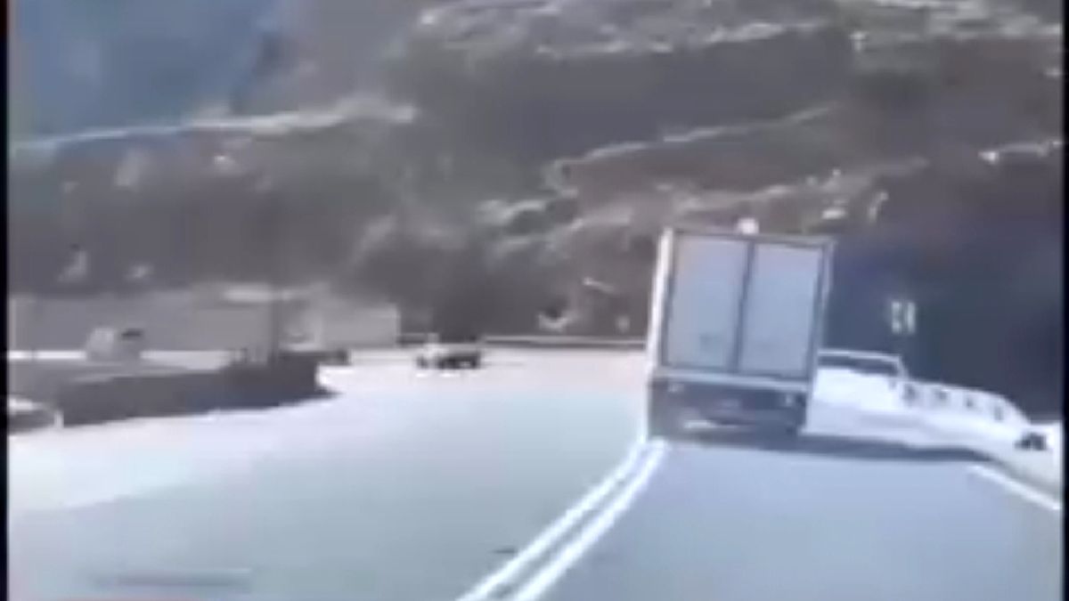 (ویدئو) لحظه بریدن ترمز یک کامیونت در سراشیبی جاده