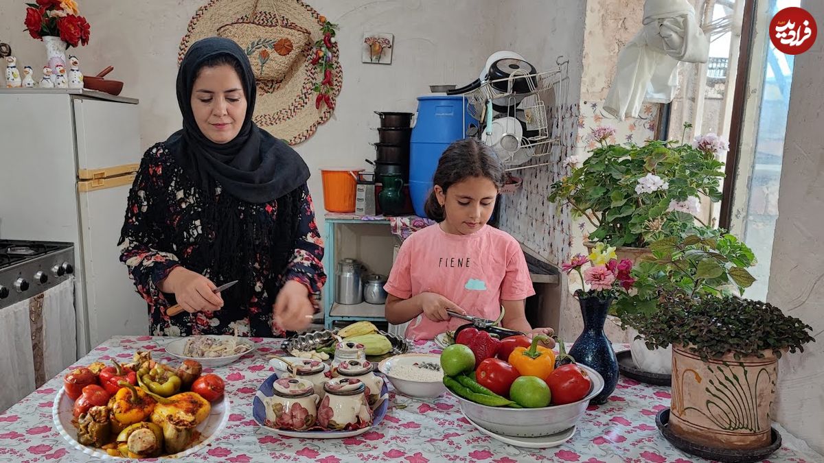 ببینید| غذای روستایی در ایران؛ پخت دلمه با فلفل در روستایی زیبا