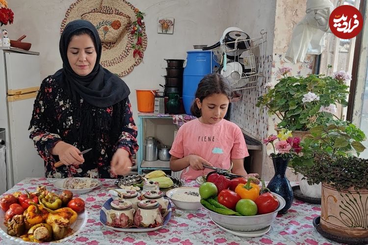 ببینید| غذای روستایی در ایران؛ پخت دلمه با فلفل در روستایی زیبا