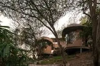 تصاویر؛ معماری منحصربه‌فرد خانۀ «هندی» که انگار با طبیعت یکی شده است