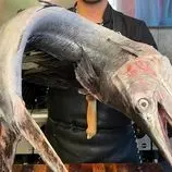 ببینید| غذای خیابانی در ایران؛ برش زدن و کباب کردن بادبان ماهی به روش آشپز مشهور