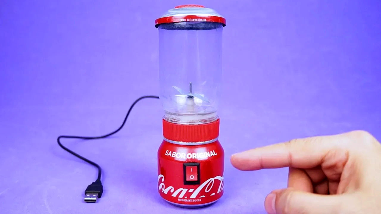 (ویدئو) فرآیند ساخت مینی مخلوط کن با کابل USB و قوطی نوشابه
