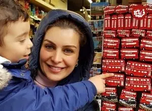 عکس| سفر در زمان؛ «ماهچهره خلیلی» در خانه اش در لندن 5 ماه قبل فوت؛ فروردین 99