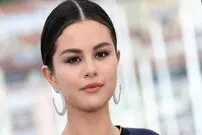 سلفی جذاب سلنا گومز با عینک دودی در ماشین