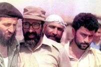 عکس؛ سفر در زمان؛ «شهید چمران» در حال روبوسی با رزمنده ها در جبهه؛ سال 59