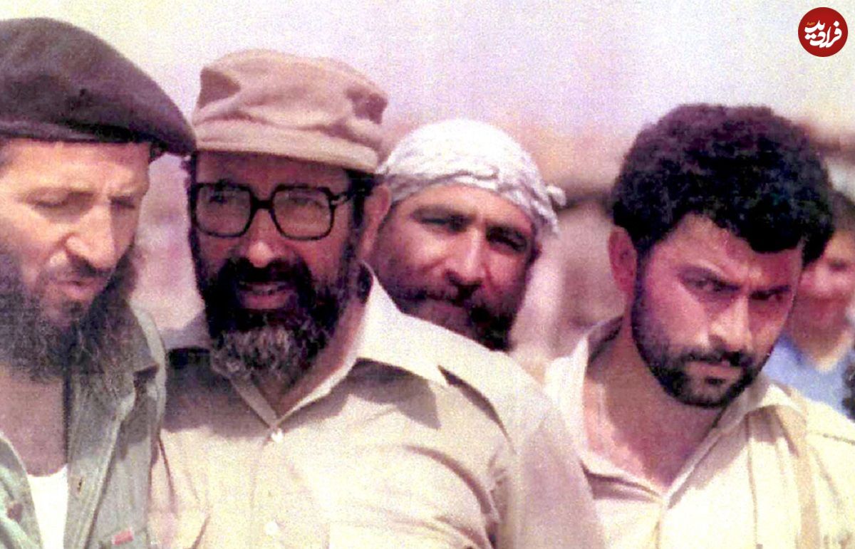 عکس؛ سفر در زمان؛ «شهید چمران» در حال روبوسی با رزمنده ها در جبهه؛ سال 59