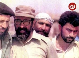 عکس؛ سفر در زمان؛ «شهید چمران» در حال روبوسی با رزمنده ها در جبهه؛ سال 59