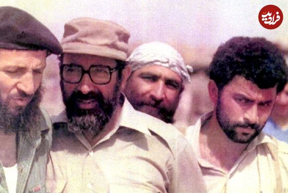 عکس؛ سفر در زمان؛ «شهید چمران» در حال روبوسی با رزمنده ها در جبهه؛ سال 59