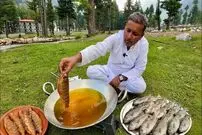 ببینید| غذای روستایی در پاکستان؛ صید ماهی قزل آلا و تهیه غذ با آن به روش سنتی