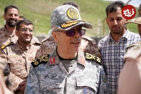 عکس؛ سفر در زمان؛ «سرلشکر باقری» در حال واکسن زدن پوتین هایش در جبهه؛ دهه 60