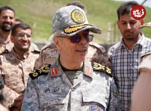 عکس؛ سفر در زمان؛ «سرلشکر باقری» در حال واکسن زدن پوتین هایش در جبهه؛ دهه 60