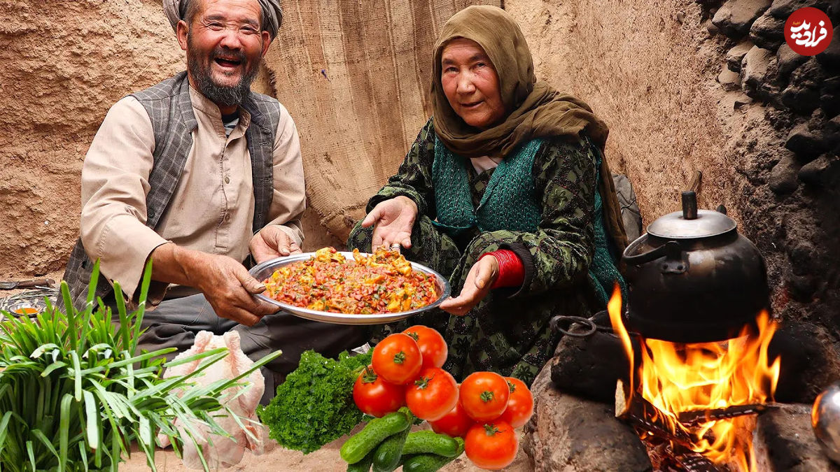 (ویدئو) پخت غذای محلی با مرغ، فلفل و لوبیا به شیوه زوج غارنشین افغان