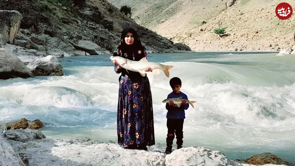 (ویدئو) مهارت حیرت انگیز این مادر و پسر عشایر ایرانی در صید ماهی های بزرگ