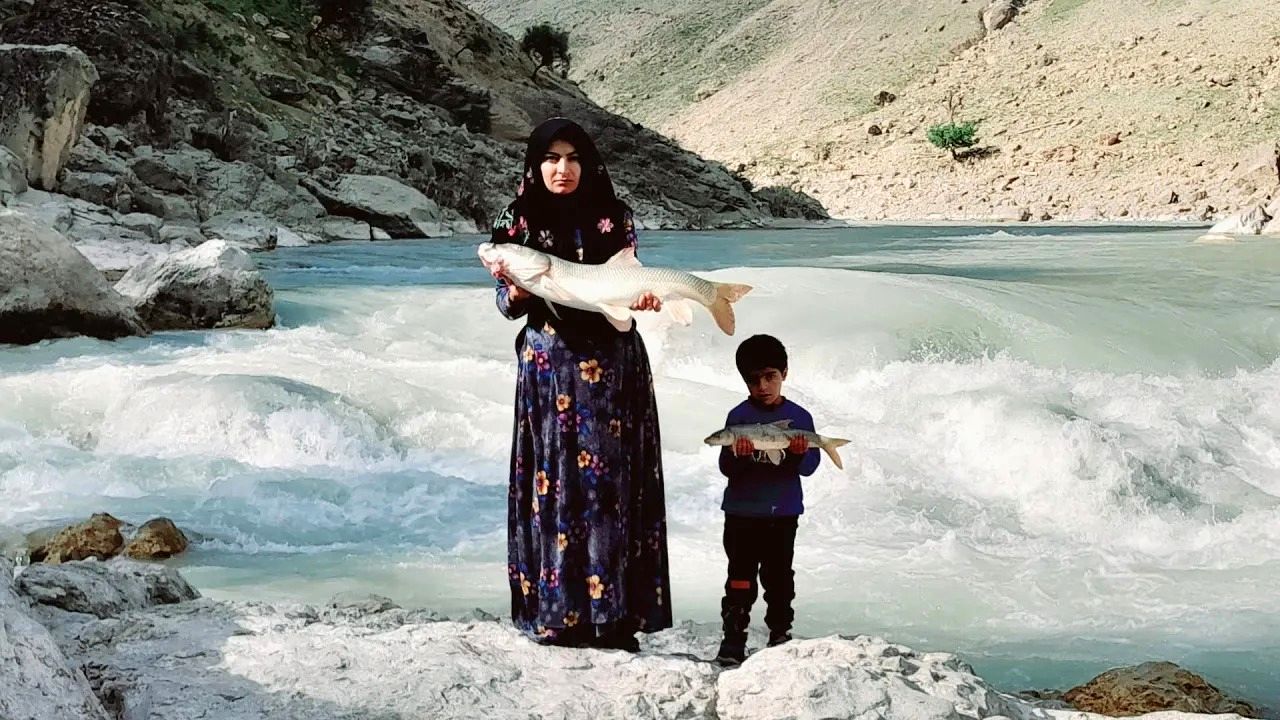 (ویدئو) مهارت حیرت انگیز این مادر و پسر عشایر ایرانی در صید ماهی های بزرگ