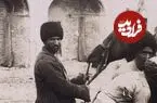 عکس| سفر زمان؛ یک «نعلبند» در حال نعل کردن اسب در کاروانسرا در دوران قاجار