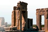 عکس؛ ماجرای شکاف ۲۰۰۰ ساله در دیوار تخت جمشید