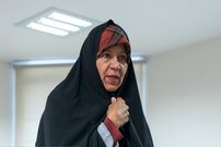 عکس؛ سفر به تاریخ؛ «فائزه هاشمی، دختر اکبر هاشمی رفسنجانی» در 36 سالگی در دفتر روزنامه‌اش؛ سال 77