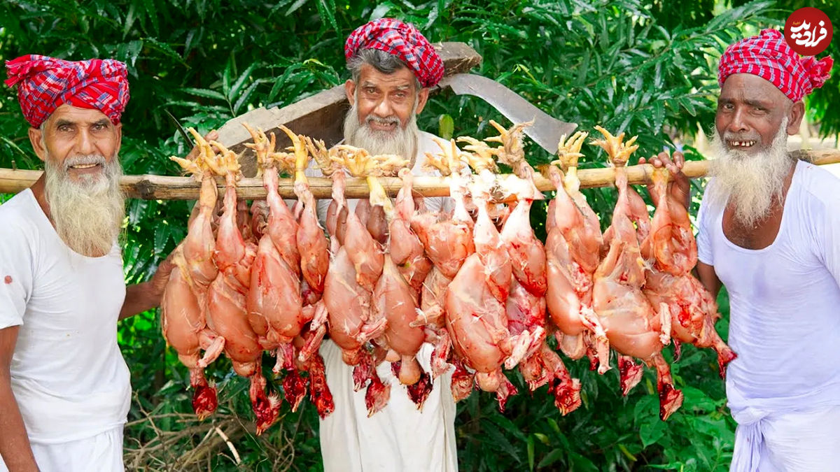 (ویدئو) غذای روستایی در هند؛ پخت غذا با 12 مرغ توسط سه پدربزرگ 70 ساله