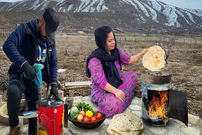 (ویدئو) غذای روستایی در ایران؛ ساخت اجاق هیزمی، پخت نان و خوراک گوشت