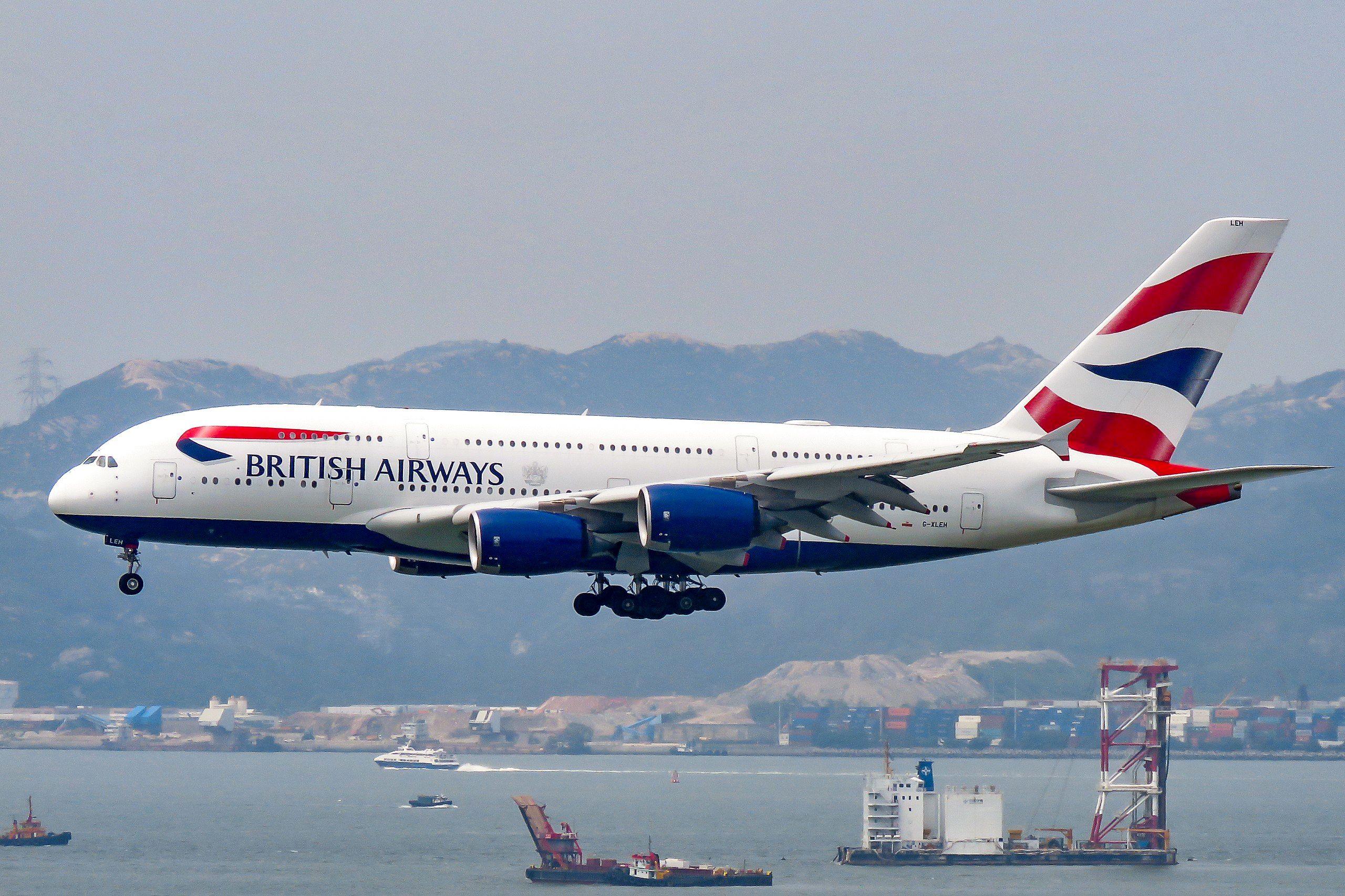 (ویدئو) تجمع مردم انگلیس برای دیدن لحظه فرود ایرباس A380 بزرگترین هواپیمای مسافربری جهان