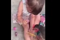 (ویدئو) لاک زدن دختر بچه برای مرغ 