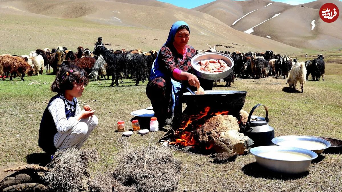 (ویدئو) نمایی از نحوه پخت چلو مرغ محلی توسط یک مادر و دختر عشایر افغان