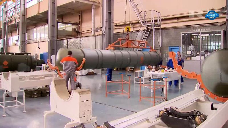 (ویدئو) فرآیند تولید موشک های ضد هوایی در روسیه و مهمات در آمریکا