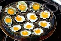 ببینید| غذای خیابانی در تایلند؛ تهیه کیک پاندان و تخم بلدرچین سرخ شده در بانکوک