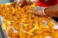 ببینید| غذای خیابانی در آمریکا؛ پخت بال مرغ با تمر هندی در نیویورک