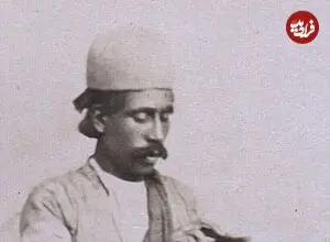 عکس| سفر زمان؛ تصویری از یک «استاد سلمانی و مشتری‌اش» در دوران قاجار