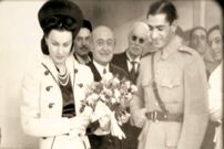 عکس؛ سفر در زمان؛ «فوزیه و اشرف پهلوی در فرودگاه قاهره»؛ سال 1320
