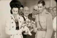 عکس؛ سفر در زمان؛ «فوزیه و اشرف پهلوی در فرودگاه قاهره»؛ سال 1320