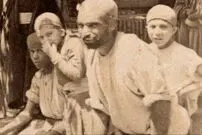 عکس| سفر زمان؛ تصویری از یک «کارگاه فرآوری تریاک» در اصفهان در دوران قاجار