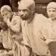 عکس| سفر زمان؛ تصویری از یک «کارگاه فرآوری تریاک» در اصفهان در دوران قاجار