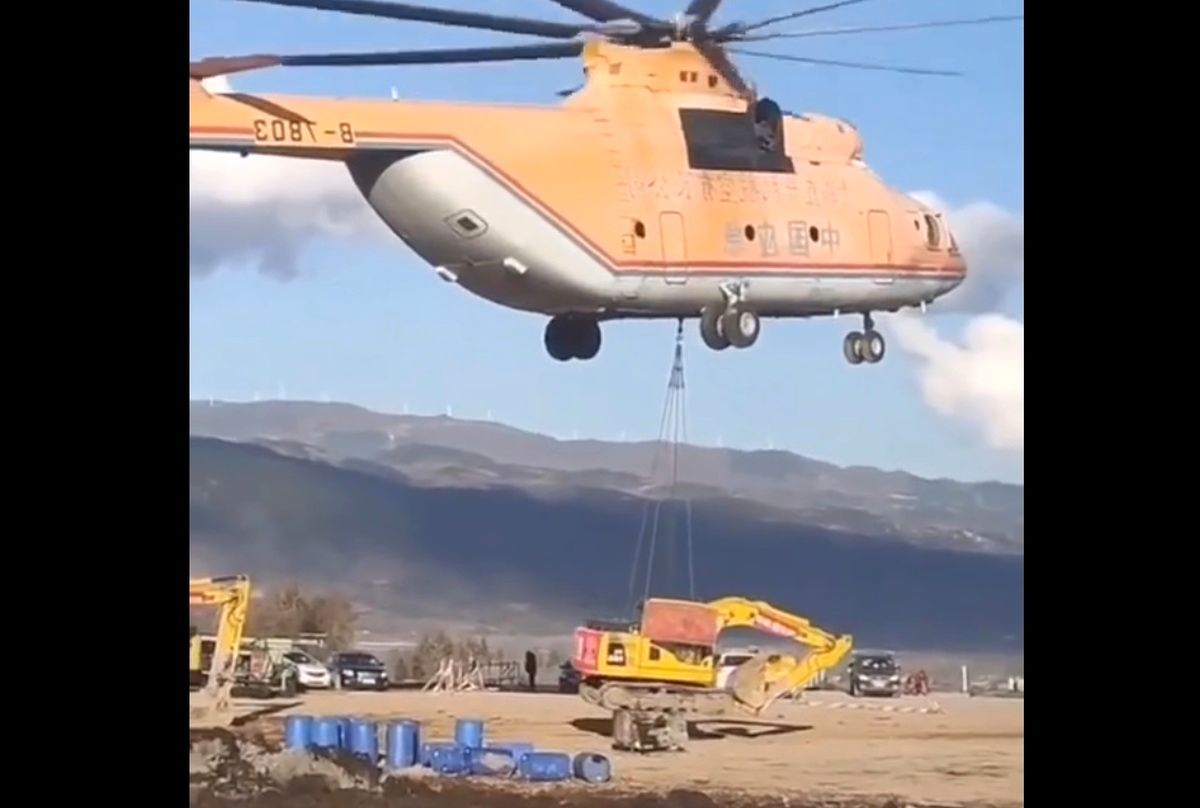  (ویدیو) حمل تماشایی بیل مکانیکی بزرگ توسط هلی‌کوپتر غول‌پیکر