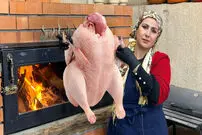 (ویدئو) نحوه پخت یک بوقلمون غول پیکر به سبک یک بانوی اهل کردستان عراق