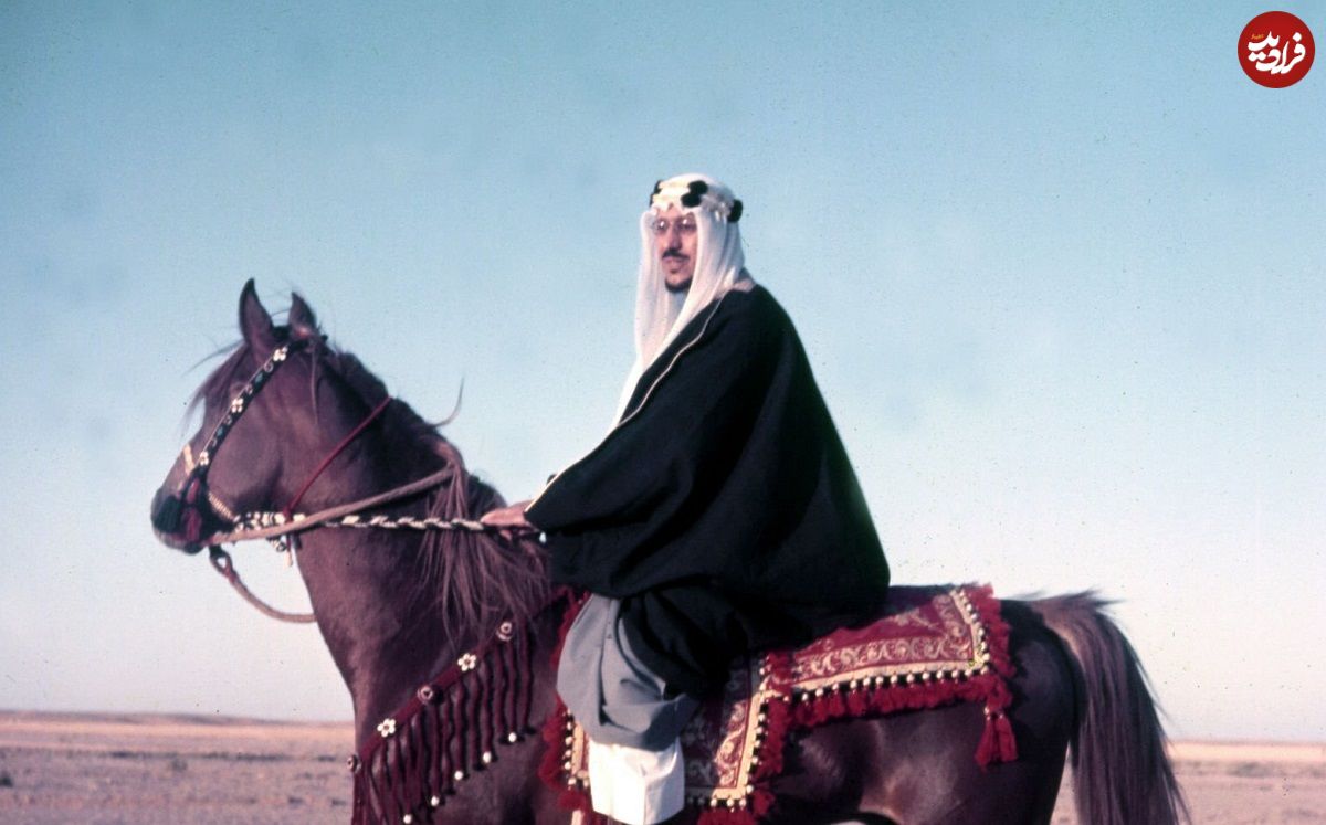 عکس؛ سفر در زمان؛ «دومین پادشاه عربستان و مهمان هایش در حال خوردن سه گوسفند کامل»؛ سال 1332