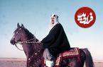 عکس؛ سفر در زمان؛ «دومین پادشاه عربستان و مهمان هایش در حال خوردن سه گوسفند کامل»؛ سال 1332