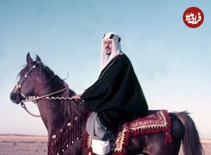 عکس؛ سفر در زمان؛ «دومین پادشاه عربستان و مهمان هایش در حال خوردن سه گوسفند کامل»؛ سال 1332