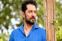 عکس جدید بهرام رادان در استرالیا؛ پرتره بازیگر در کنار «کانگورو»