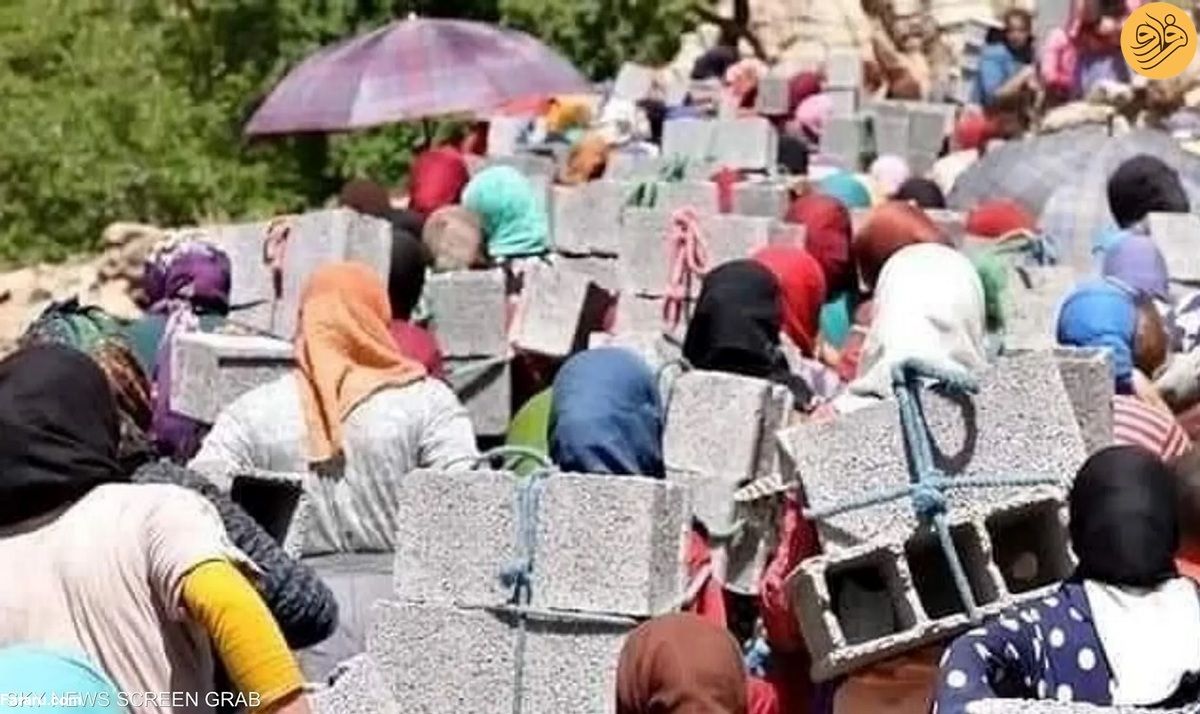 (ویدئو) ماجرای ۱۰۰ زن که بلوک‌های سیمانی بر پشت حمل کردند