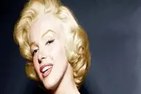 عکس| سفر در زمان؛ «مرلین مونرو» در یک کنفرانس مطبوعاتی؛ سال 1333