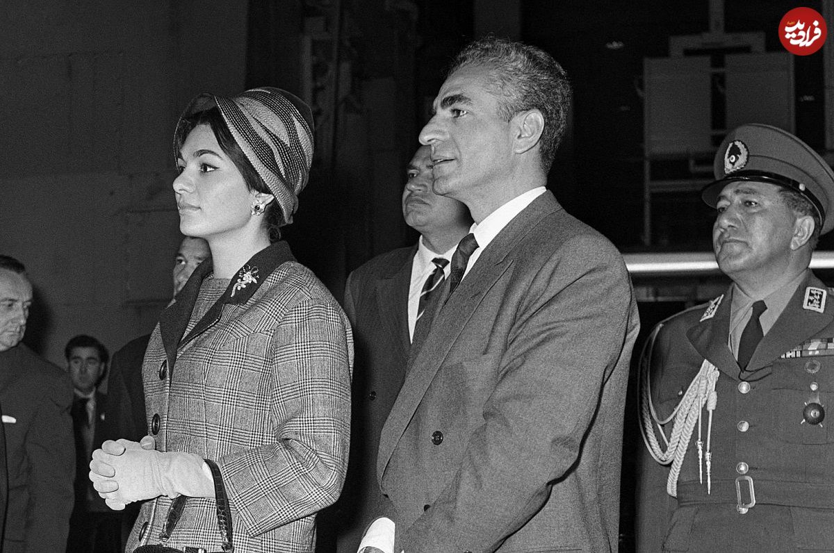 عکس؛ سفر در زمان؛ «محمدرضا پهلوی، همسر سوم و همراهان» در تخت جمشید؛ سال 1339